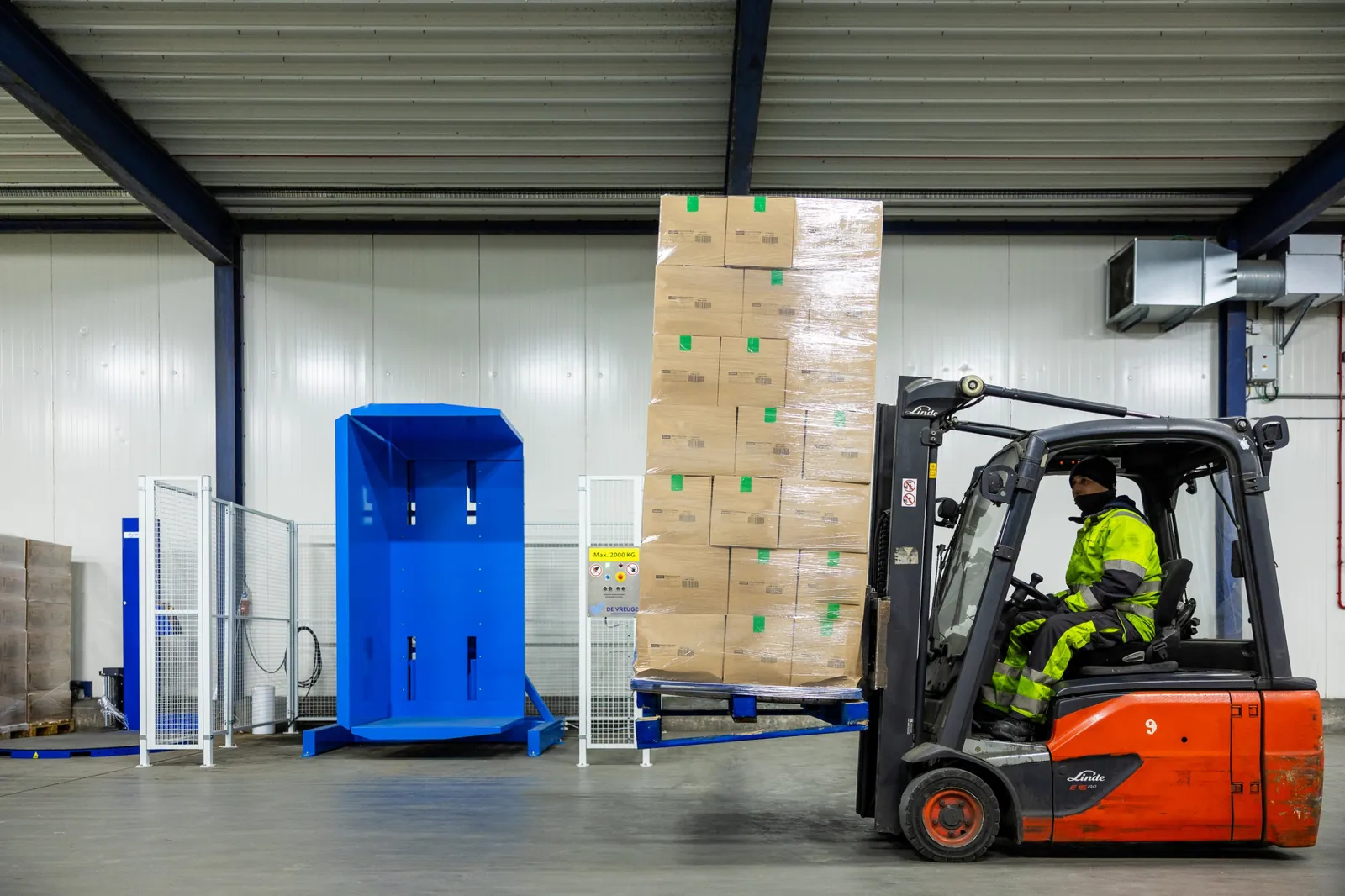 Forklift drives a loaded pallet to the pallet inverter PalletRotator K11