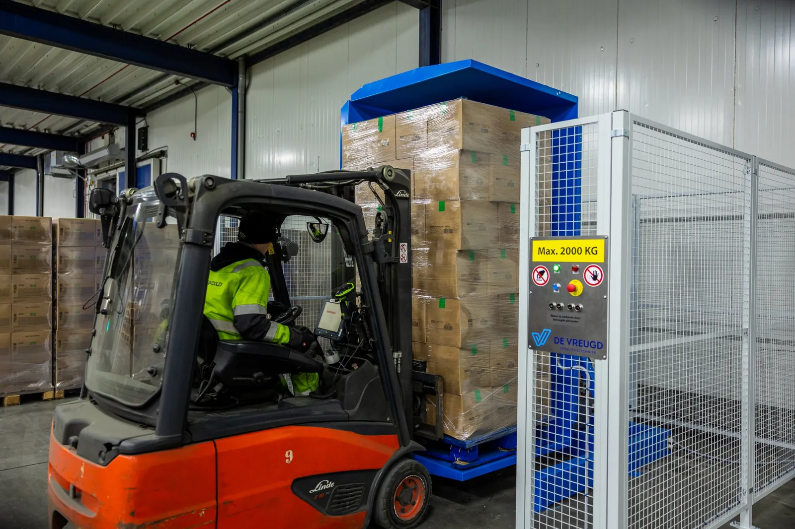 Pallet in the pallet inverter PalletRotator K11, the forklift sets the load down
