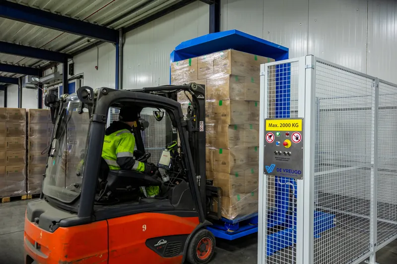 PalletRotator clamps a full pallet in place to swap the pallet