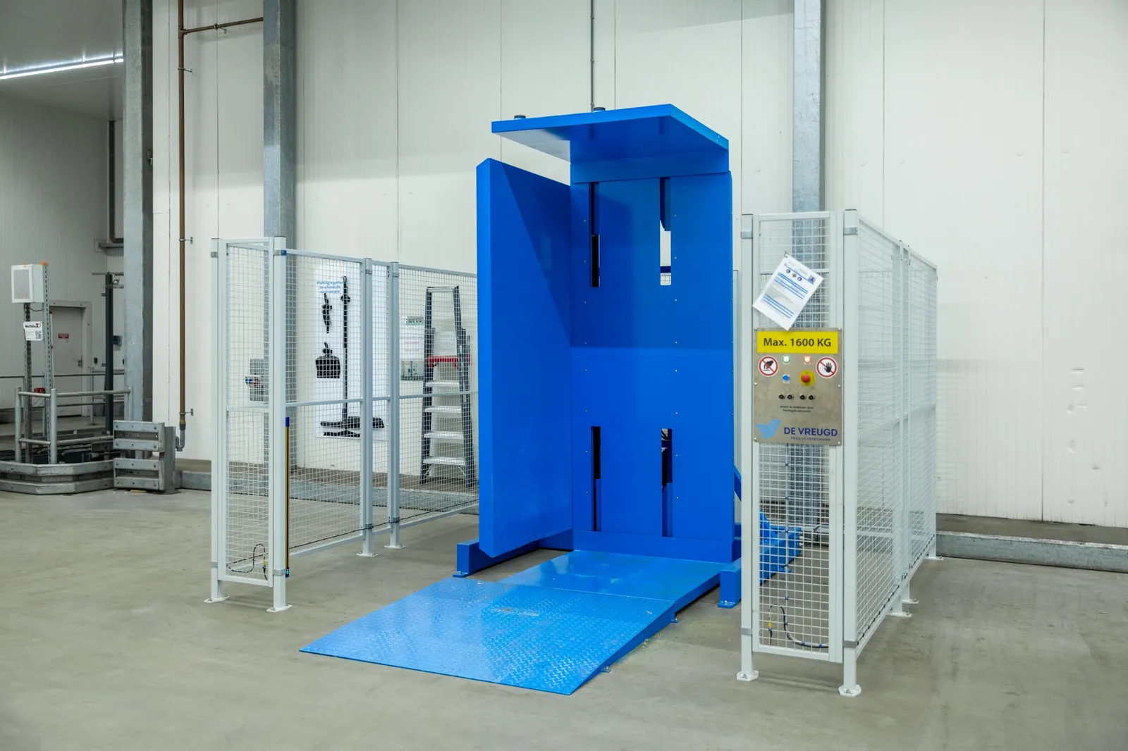 Pallet inverter PalletRotator K13 EPT with ramp and safety fence in a cold store