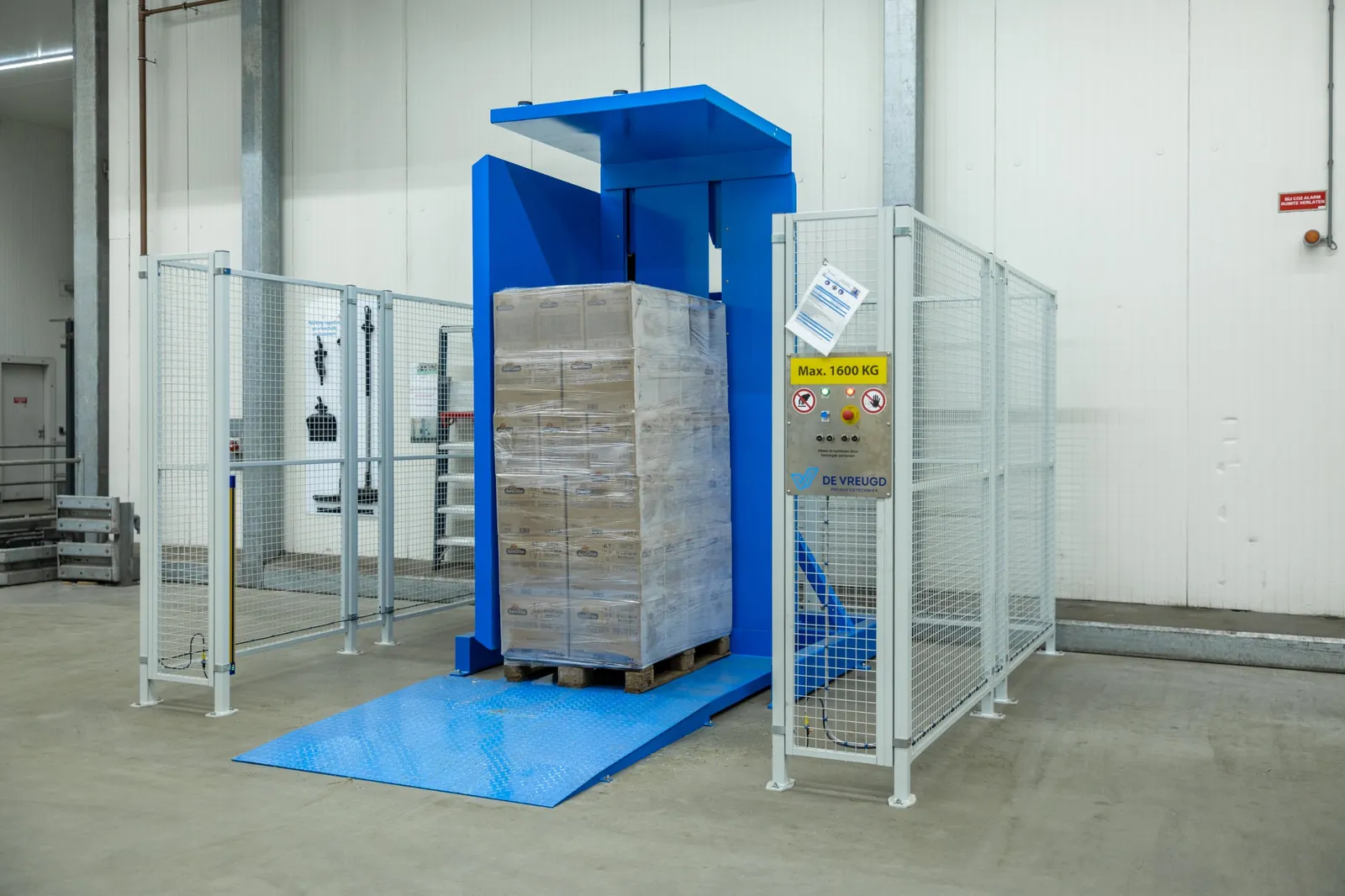 Pallet in the pallet inverter PalletRotator EPT, ready to be clamped and tilted