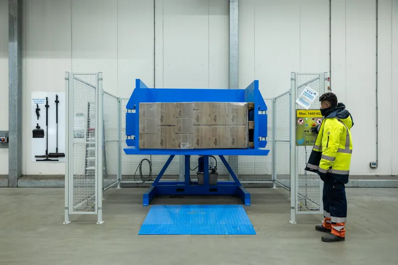 PalletRotator with tilted pallet in a cold store